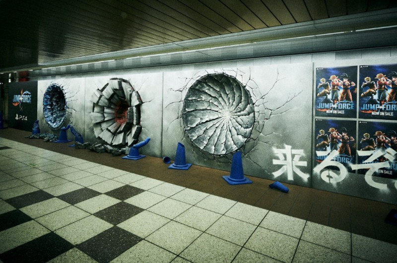 日本新宿車站出現3個巨大不明坑洞。   圖／翻攝自網路