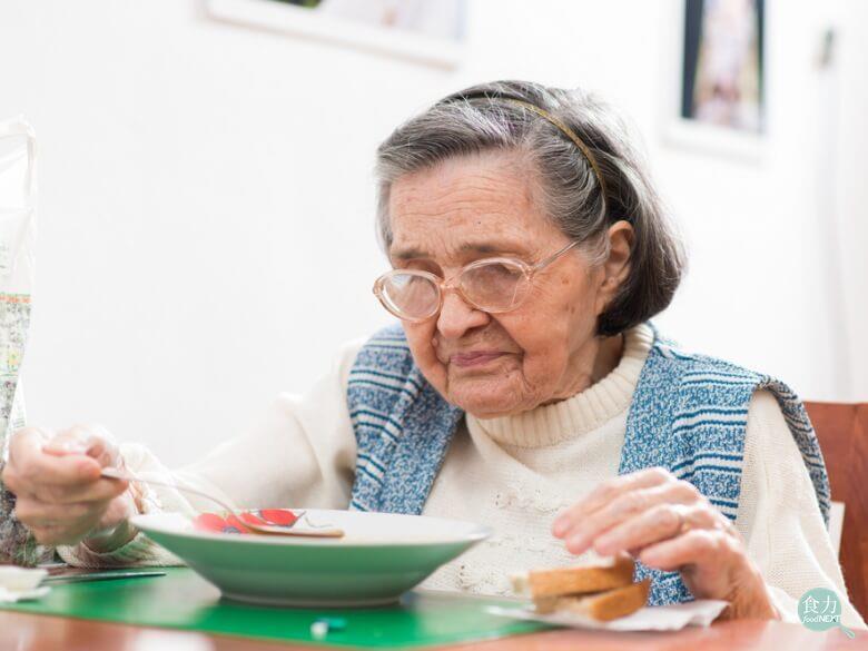 高齡者因為身體機能改變，攝取的食物及營養素都需要特別注意及照護。   圖：食力