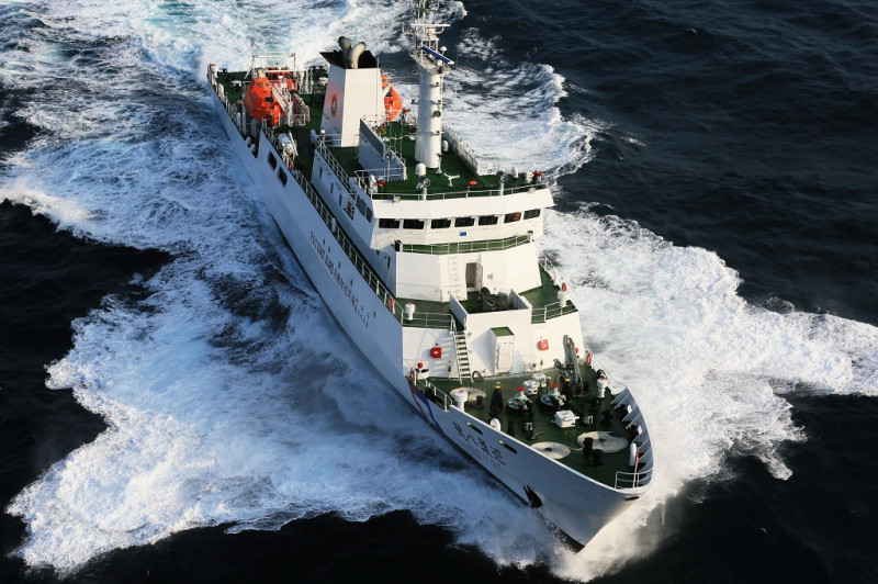 海巡署「巡護八號」中午12點啟航「千浬長征」，赴模里西斯營救屏東東港籍「穩鵬號」漁船。   圖：翻攝海巡署官網