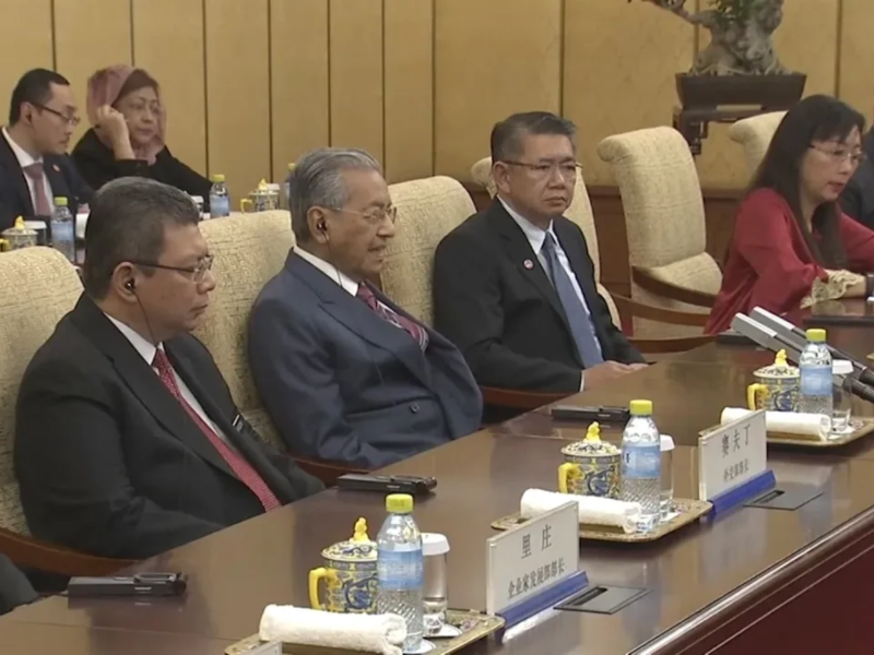馬來西亞首相馬哈地（前排左2）去年上台後不久，宣布暫停建造經費高達161億美元的東海岸鐵路計畫。   圖：翻攝自Youtube