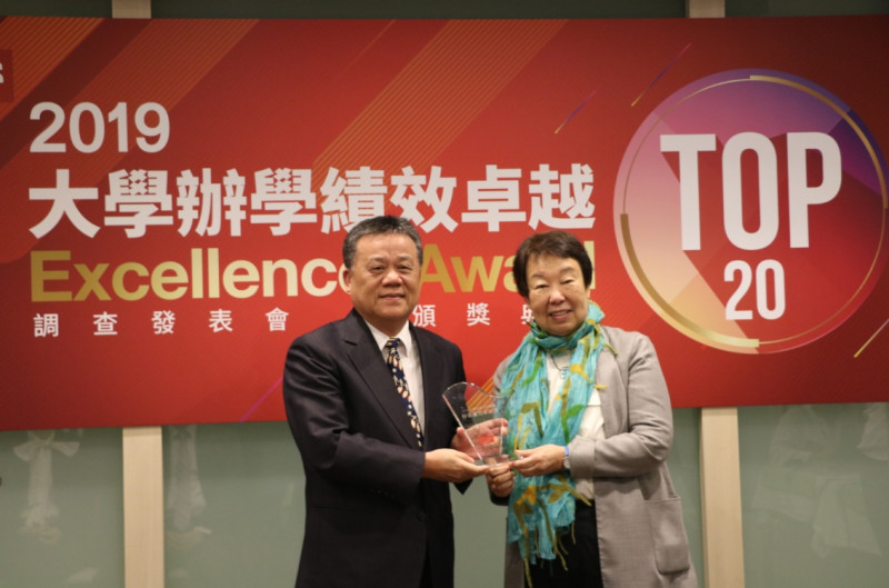 新進榜的世新大學校長吳永乾（左）受獎。   圖／《Cheers》雜誌