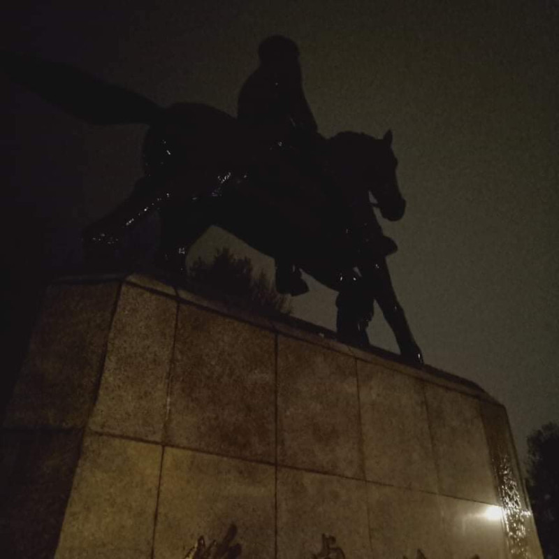 政治大學後山蔣介石騎馬銅像今（22）日凌晨2時左右，驚傳被近10名大學生鋸斷馬腳。   圖：翻攝自公民攝影守護民主陣線
