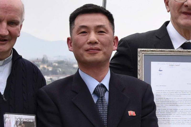 朝鮮駐義大利大使趙成吉（中）2018年11月攜妻失蹤，傳出尋求美國庇護，而其女兒則被遣返回國。   圖：翻攝自史帝法諾臉書