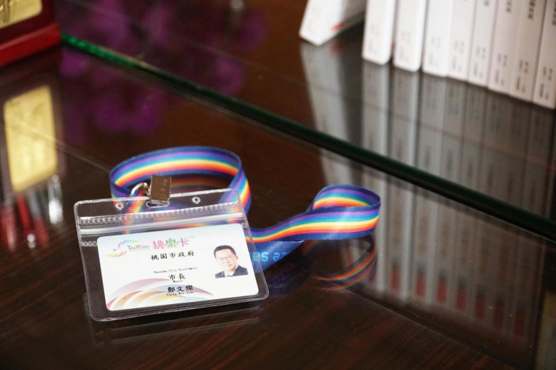 鄭文燦在臉書貼照秀出自己的市長識別證是用彩虹掛帶，清楚表態立挺同婚專法。   圖：翻攝鄭文燦臉書