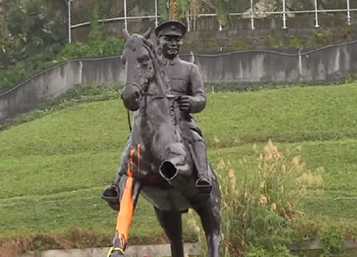 政治大學後山蔣介石騎馬銅像22日凌晨遭鋸斷。   圖：翻攝Youtube