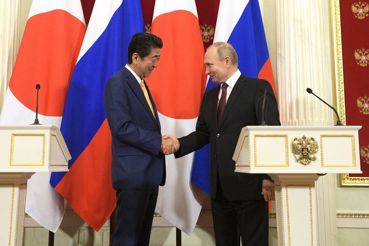 日本首相安倍晉三（左）1月前往莫斯科會晤俄羅斯總統普亭，雙方討論到北方四島議題。   圖：翻攝自俄羅斯總統府