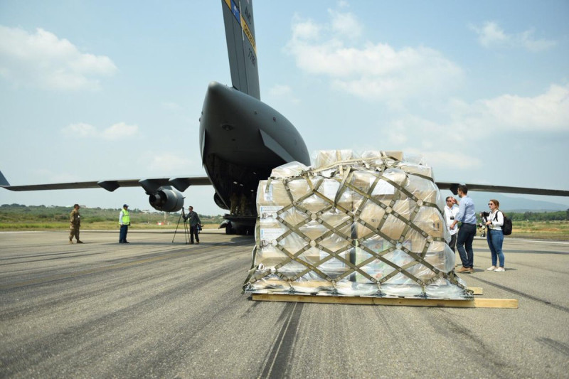 美國援助委內瑞拉的人道救援物資陸續抵達，因為委內瑞拉關閉邊境，暫時放置在哥倫比亞庫庫塔。   圖：翻攝自蓬佩奧推特