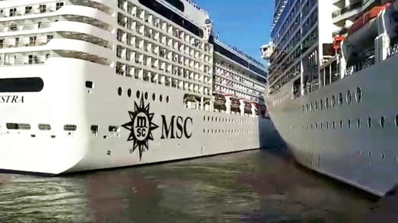 阿根廷傳出2艘巨型郵輪MSC Poesia（右）與MSC Orchestra擦撞意外，所幸沒有人員受傷。   圖：翻攝YouTube/ Blacks Vodkas