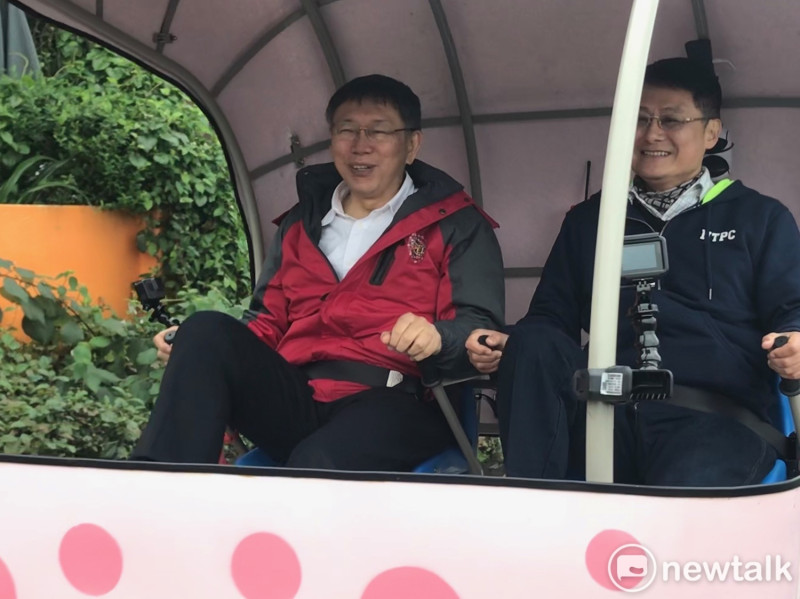 台北市長柯文哲（左）與新北市副市長陳純敬（右）體驗深澳自行車鐵軌行。   圖：周煊惠 / 攝