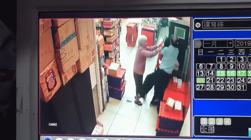 台中南區日超商亦發生奧客打人事件，老先生與女店員扭打成一團，老婦人（左）連忙上前勸阻。   圖：截自Amy Tsai Youtube