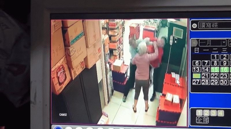 台中南區日超商亦發生奧客打人事件，老先生（左）與女店員（右）扭打成一團，老婦人（中）連忙上前勸阻。   圖：截自Amy Tsai Youtube