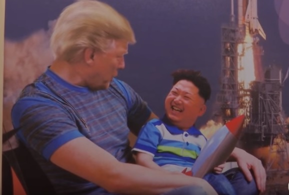 川普抱著拿核彈的「小嬰兒」北韓領導人金正恩，彰顯川普的偉大。   圖：翻攝Youtube