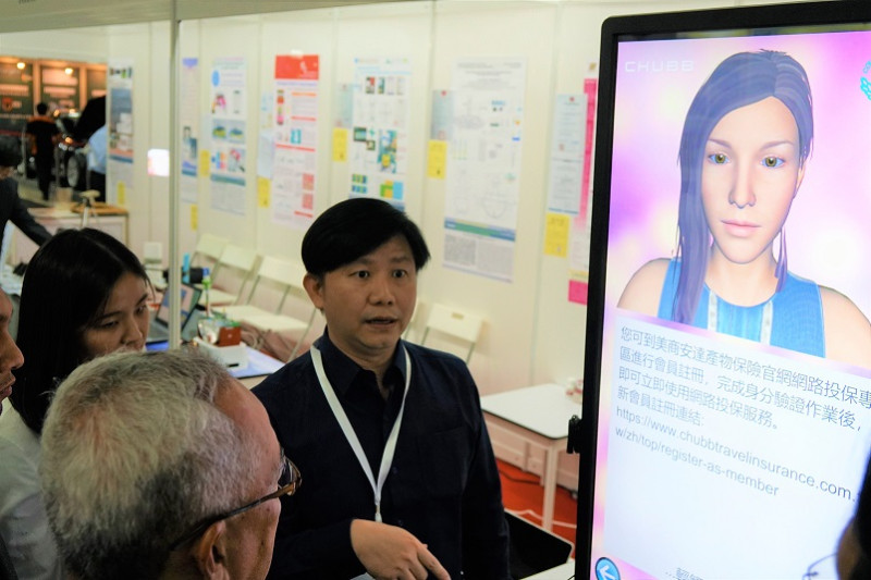 實踐大學團隊發表「運用於保險服務業的虛擬智能聊天機器人」，讓使用者更貼近真人服務。   圖：中華創新發明學會/提供