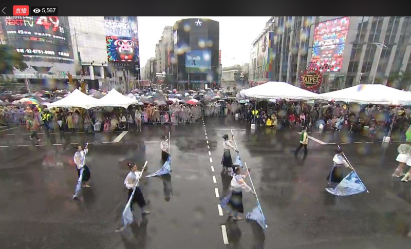 台北燈會踩街嘉年華遊行冒雨舉行。   圖：擷取自柯文哲臉書粉絲頁