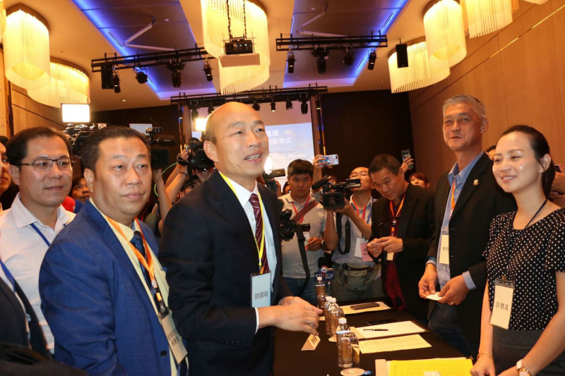 高雄市長韓國瑜與馬國簽訂合作備忘錄，替高雄接下1億元新台幣的農魚乾貨訂單。   圖：高雄市政府/提供