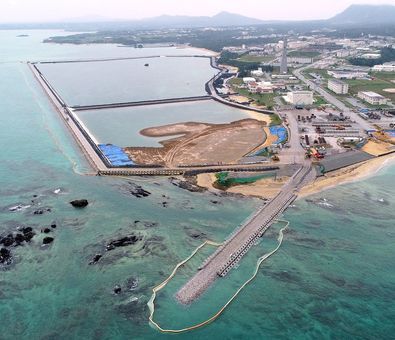 日本沖繩美軍普天間基地研擬搬遷，希望利用名護市邊野古沿岸地區填海造地興建基地，當地居民強烈反對。   圖：翻攝自TOSHIRO FUKUMOTO ‏推特