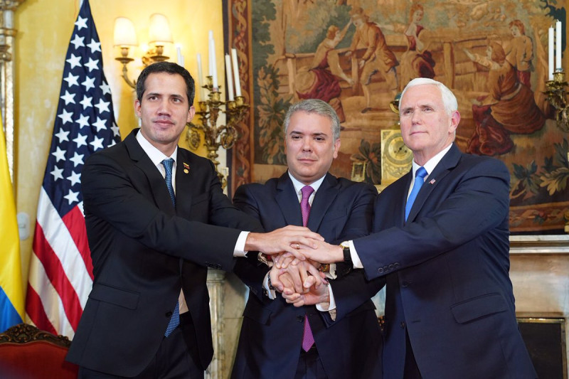 美國副總統彭斯（右起）與哥倫比亞總統杜克、委內瑞拉反對派總統瓜伊多在波哥大，展現合作意向。   圖：翻攝自彭斯推特