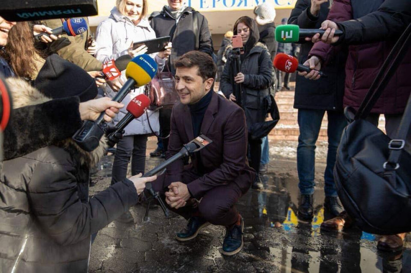 烏克蘭喜劇演員澤連斯基連受訪時都搞笑蹲在地上，相當親民的作風，人氣扶搖直上。   圖：翻攝自澤連斯基臉書