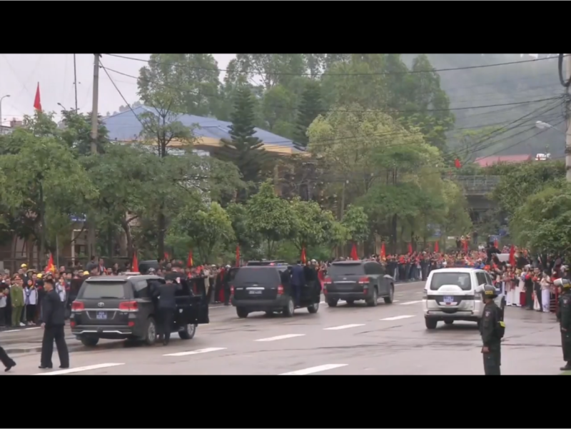 金正恩的車隊離開車站後，越南民眾手持兩國國旗，夾道歡迎。   圖：翻攝自Youtube