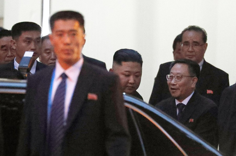 北韓領導人金正恩今（26）日抵達河內後，下午自下榻的飯店首次外出，搭上豪華轎車車隊駛往大使館。   圖：達志影像/路透社
