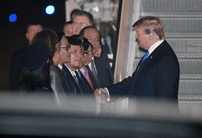 美國總統川普（Donald Trump）的專機於今晚降落越南河內，下機後與接機人員握手致意。   圖：達志影像/美聯社