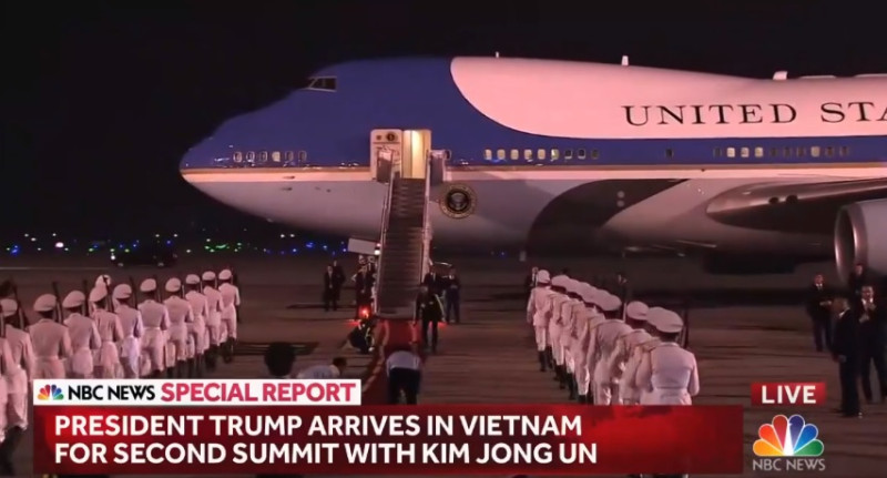 川普專機抵達越南。   圖：翻攝NBC NEWS畫面