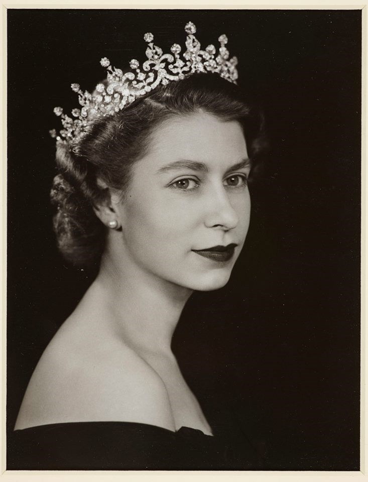 英國王室臉書官方帳號26日貼出英國女王伊麗莎白二世在67年前拍攝的黑白老照片。   圖：取自The Royal Family/臉書