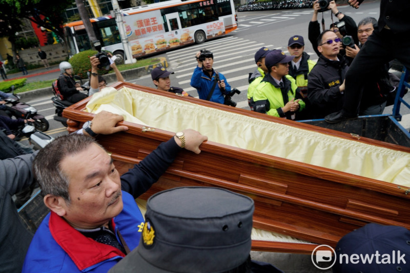 中華統一促進黨總裁「白狼」張安樂昨（26）天抬棺率眾衝立法院。   圖：張良一/攝