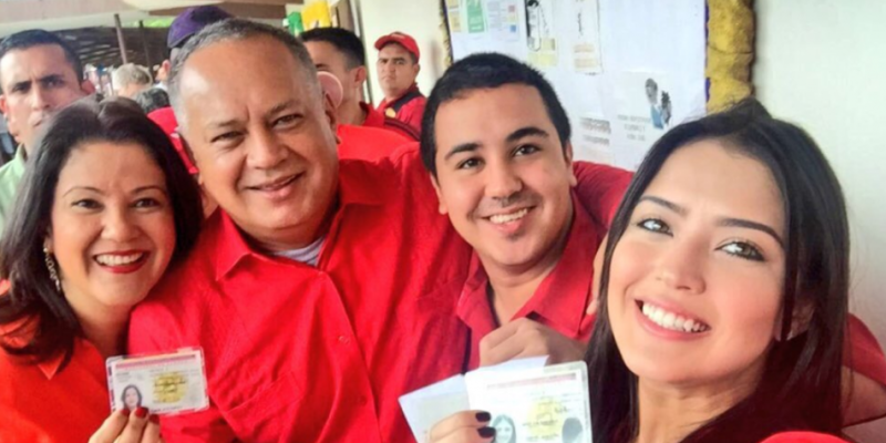 委內瑞拉第2號人物、國民大會主席馬卡韋略（左二）傳出安排後路，要兒子蒂托（右二）、女兒丹妮拉（右）改成妻子（左）的姓氏出國。   圖：翻攝EL TIEMPO/基斯林格推特