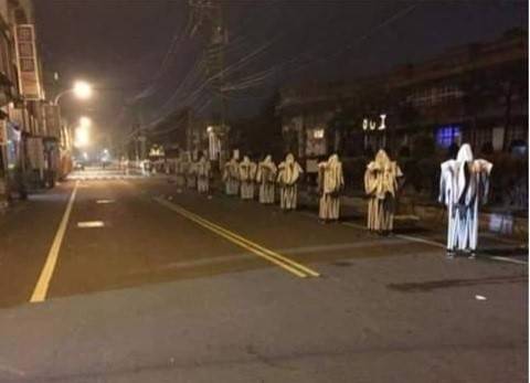 有一名網友在臉書社團「爆笑公社」上分享一張照片，並指稱是去屏東玩時拍的，原以為是靈異照，結果只是攤販的傘收下來。   圖:翻攝自爆笑公社臉書社團。