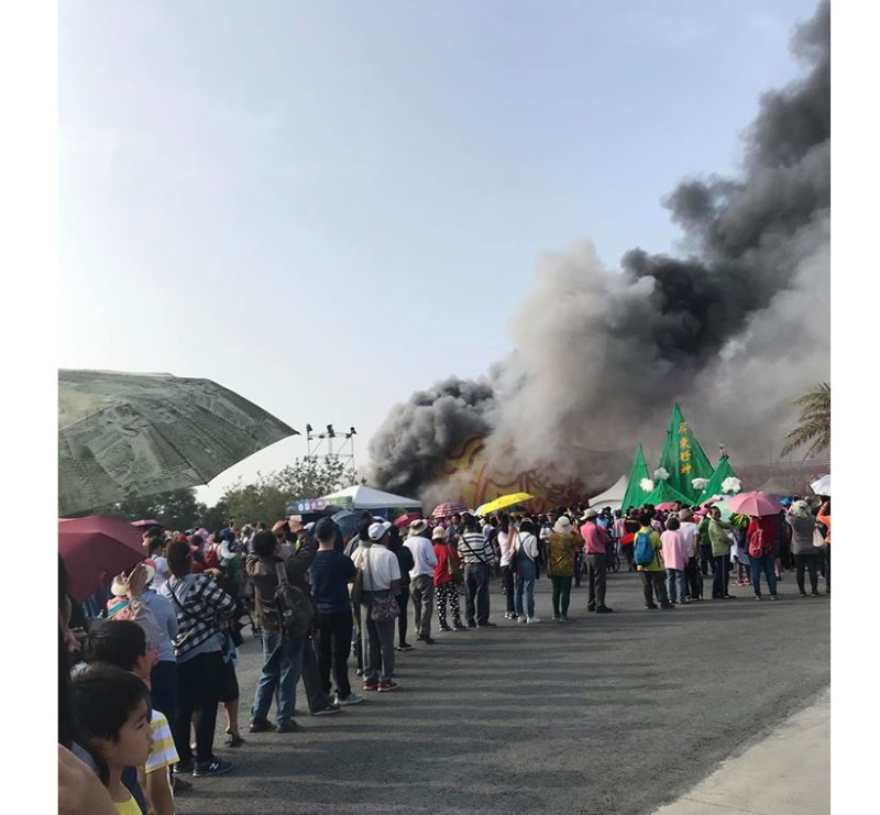 屏東燈會疑菸蒂引起火警，濃煙阻擋不了排隊拿「紀念幣」。   圖／翻攝自臉書爆料公社