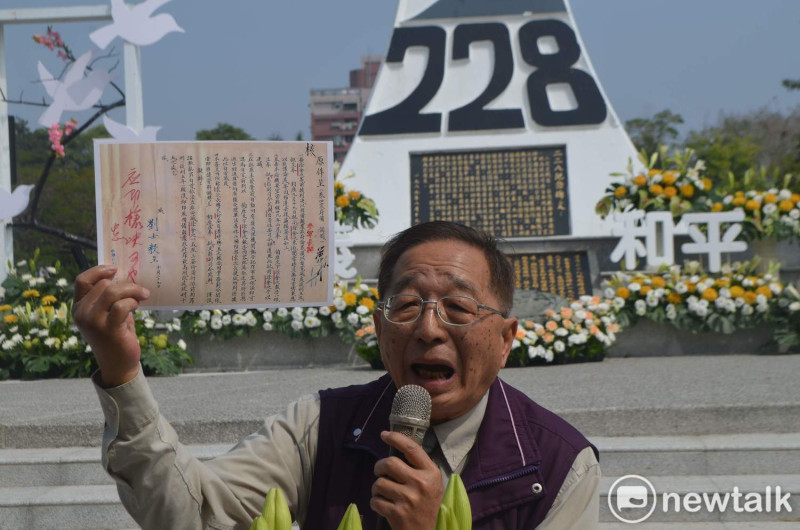 一名228事件的受難者家屬出示公文影本，指蔣介石下令槍決一名政治犯。 圖：蔡坤龍／攝（資料照片）