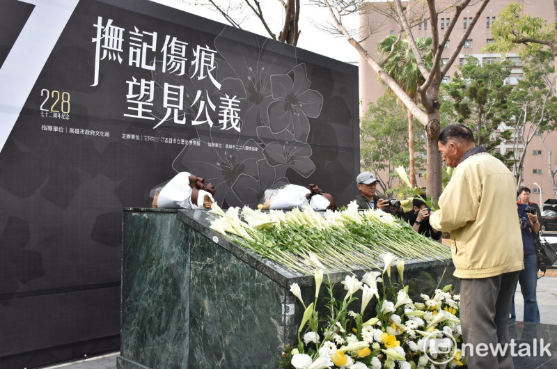 228受難者家屬在紀念碑前緬懷先人。   圖：孫家銘／攝