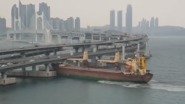 一艘名為「希格蘭號（Seagrand）」的俄羅斯貨船於昨(28)日下午要離開韓國釜山港時，撞上南韓釜山的廣安大橋。   圖：翻攝自Blacks Vodkas Youtube 頻道