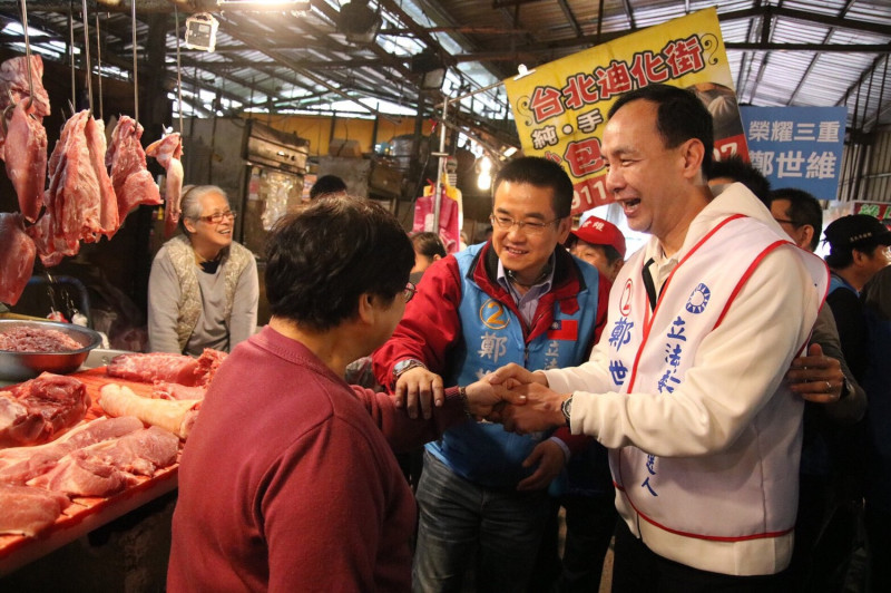 前新北市長朱立倫上午陪同新北立委候選人鄭世維掃街拜票。   圖：朱立倫工作室/提供