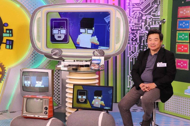《挨踢教室》節目現場擺放各年代電視、影帶，由資深導演吳明達任教授解說。