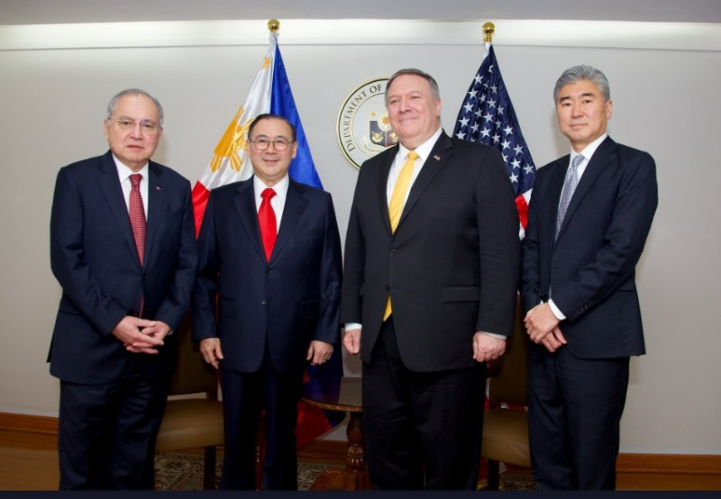 美國國務卿蓬佩奧（右二）稍早拜訪菲律賓外長洛欽（左二），表達依照美菲聯防條約保護菲律賓在南海利益。   圖：翻攝自美國駐菲律賓大使館推特