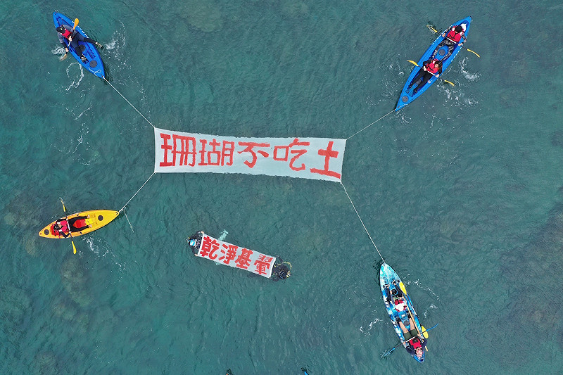 部落獨木舟出航拉出訴求乾淨基翬，保護珊瑚。   圖 : Diaz Photography/提供