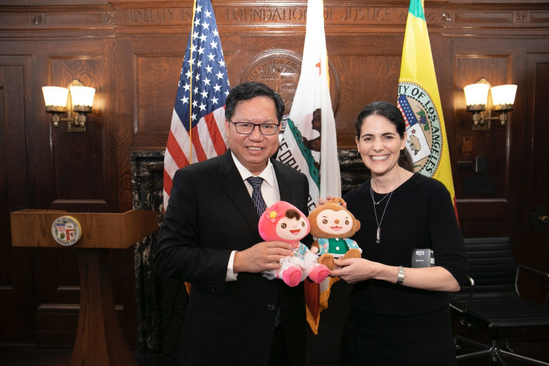 鄭文燦訪美第一站拜會洛杉磯市副市長Nina Hachigian，致贈桃園市吉祥物「ㄚ桃」、「猿哥」公仔。   圖：桃園市政府提供