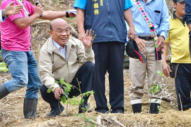 行政院長蘇貞昌今（1）日在該土地上種下代表阿美族的植物－構樹，希望族內年輕人能返鄉經營，成為地方創生典範。   圖：翻攝自蘇貞昌臉書