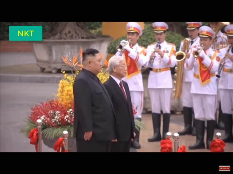 越南共產黨中央總書記、越南國家主席阮富仲下午在主席府以元首級規格迎接金正恩到訪。歡迎儀式結束後，兩人舉行會談。   圖：翻攝自Youtube
