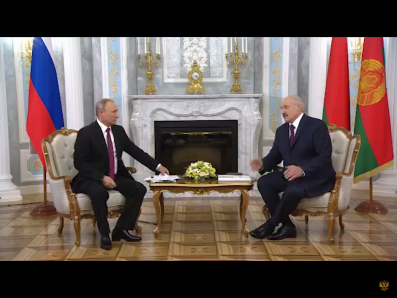 魯卡申柯（右）上月在黑海度假勝地索契（Sochi）與蒲亭（左）舉行3天會談，他曾表示，2人以謹慎態度討論聯盟一事。   圖：翻攝自Youtube（資料畫面）