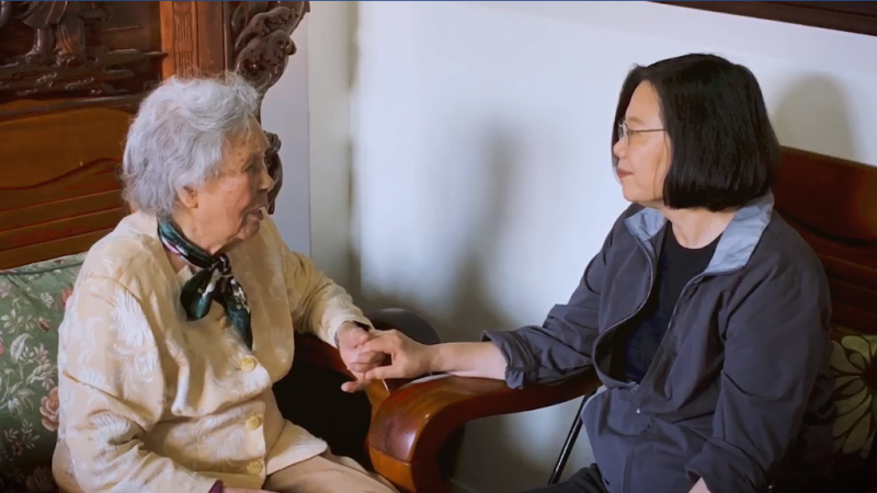 民進黨主席卓榮泰與總統蔡英文一同探訪扁媽，發表貼文向大家分享。   圖：翻攝自卓榮泰臉書