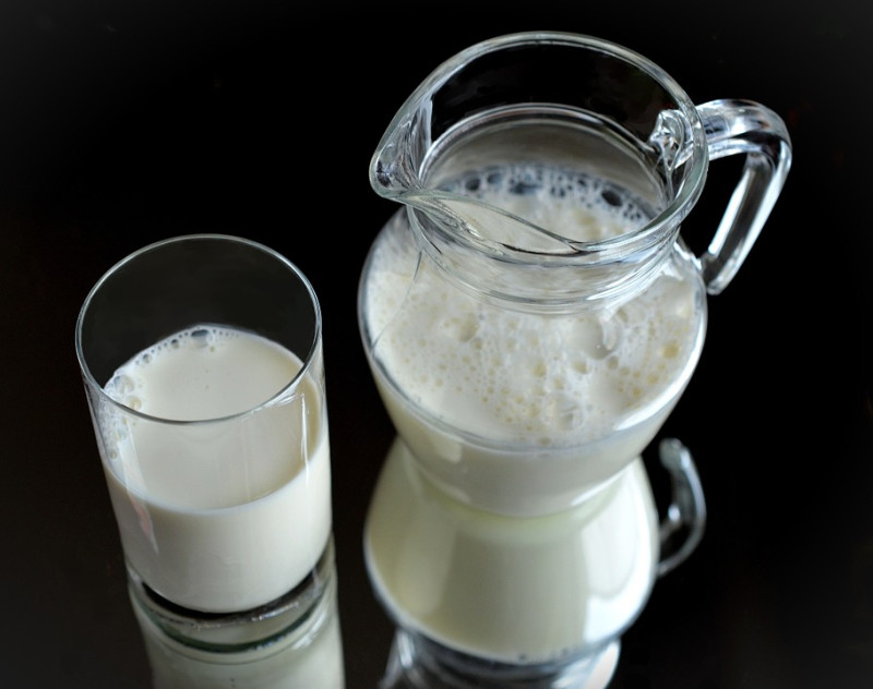 牛奶大致分為鮮乳、保久乳、奶粉，其實營養價值差異不大。   圖：取自pixabay