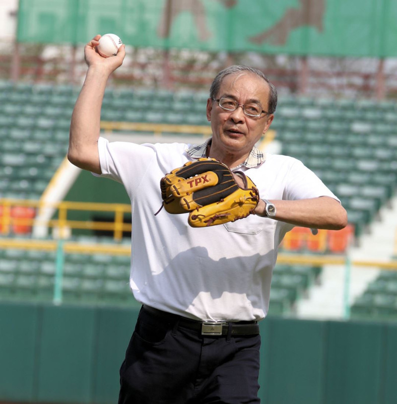公益棒球賽原本是由高雄市長韓國瑜擔任開球嘉賓，但臨時改由副市長洪東煒代為開球。   圖：高雄市政府提供