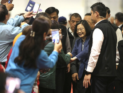 總統蔡英文（右2）2日晚間在台北出席台灣保生大帝信仰總會第4屆第3次會員大會，受到與會民眾熱情相迎，爭相拍照致意。   圖：中央社