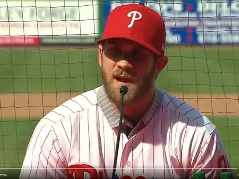 MLB強棒哈波2日正式加盟費城費城人隊，改披3號戰袍的他表明想替費城人奪下世界冠軍，卻一時口誤，說成想為老東家華盛頓國民隊奪冠。（圖取自twitter.com/phillies）   