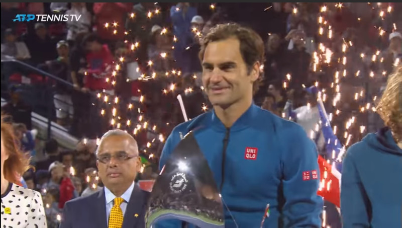 「費天王」Roger Federer拿下杜拜網球賽男單決賽勝利，也是他生涯第100個冠軍。   圖：擷取自YouTube