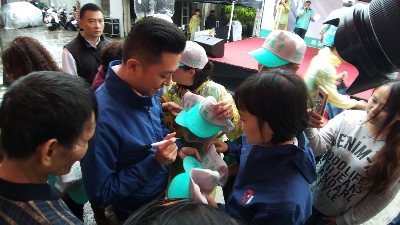 新竹市長林智堅人氣很旺，不少女性支持者找他簽名。   黃振彥競選總部/提供