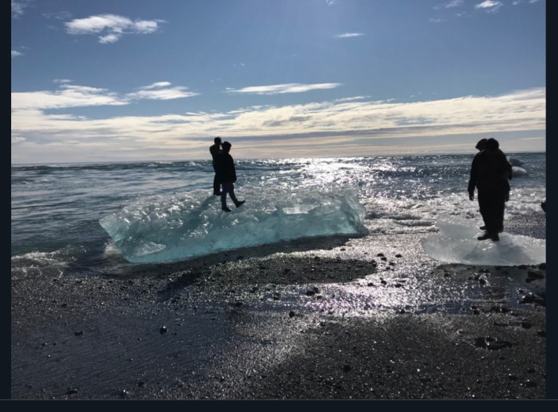 茱蒂史尊跟風爬上冰山「登基」，結果意外被海浪捲走，慶幸有專業人士出手相救，讓這段驚魂記平安落幕。   圖：翻攝自Xiushook推特。